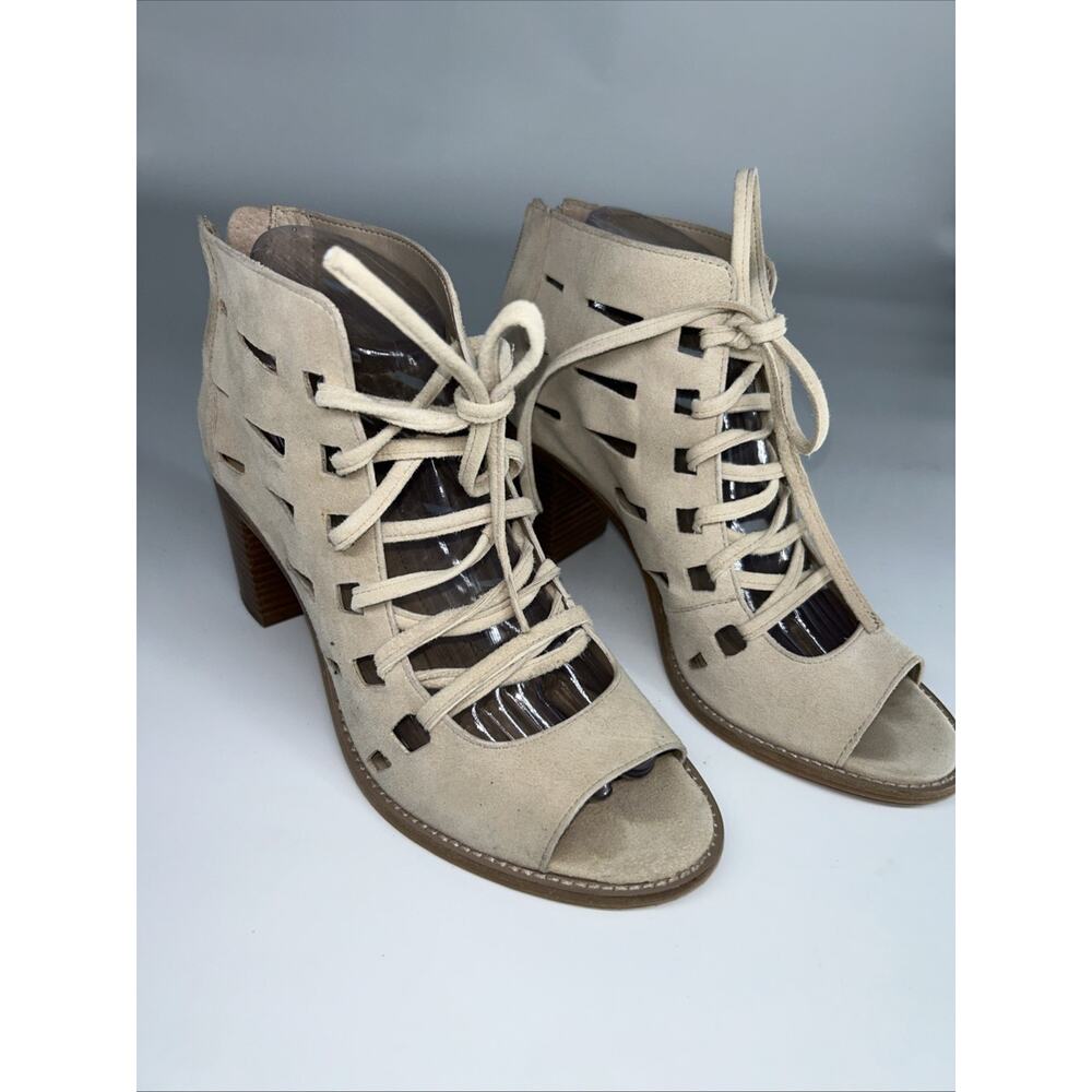 Vince Camuto Tressa Booties 7.5 Beige Suede Leather Lace Up Sandals